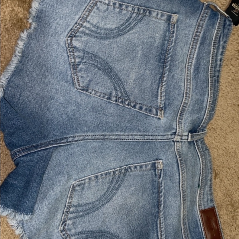 MWT holister flower embroidered shorts - Picture 4 of 4